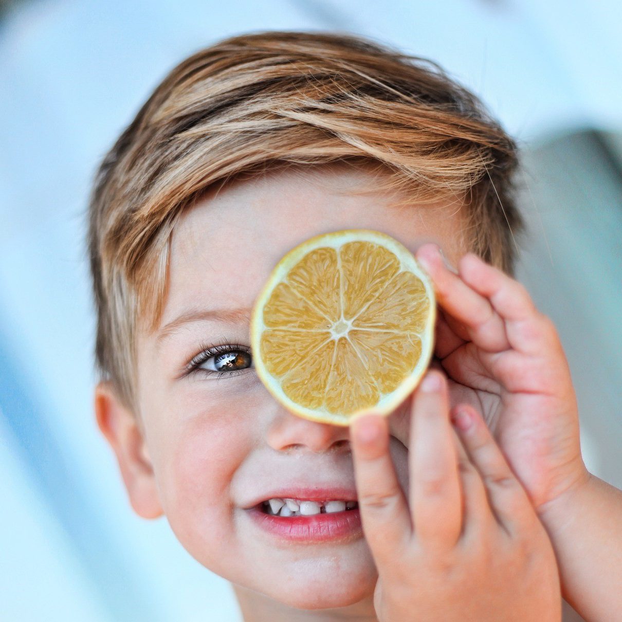 Niño con fruta